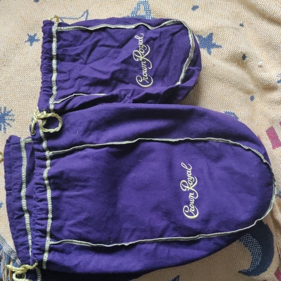 π CROWN ROYAL LIQUOR π₯ BAGS
SEVERAL SIZES COLORS/FLAVORS
40 BAGS IN TOTALποΈπ§²π - Picture 4 of 10